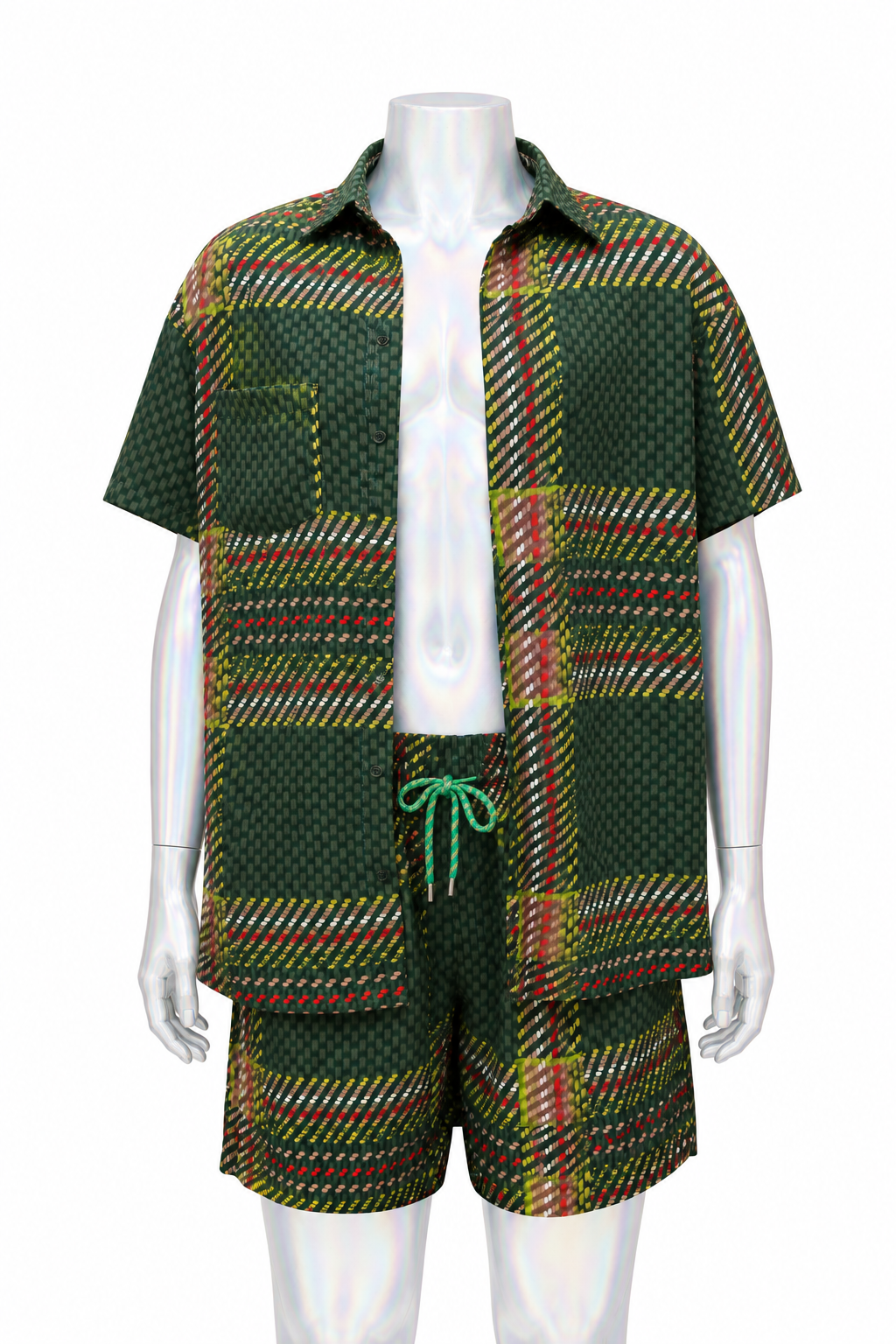 Manequim vestindo conjunto estampado: camisa de manga curta com botões e bolso no peito e short com cós de amarrar, em estampa verde com grafismos em amarelo, branco e vermelho.