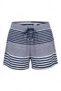 Bermuda azul com listras horizontais brancas e azul-marinho, cós franzido com cordão frontal e bolsos laterais, fotografada isolada em fundo branco para e-commerce.