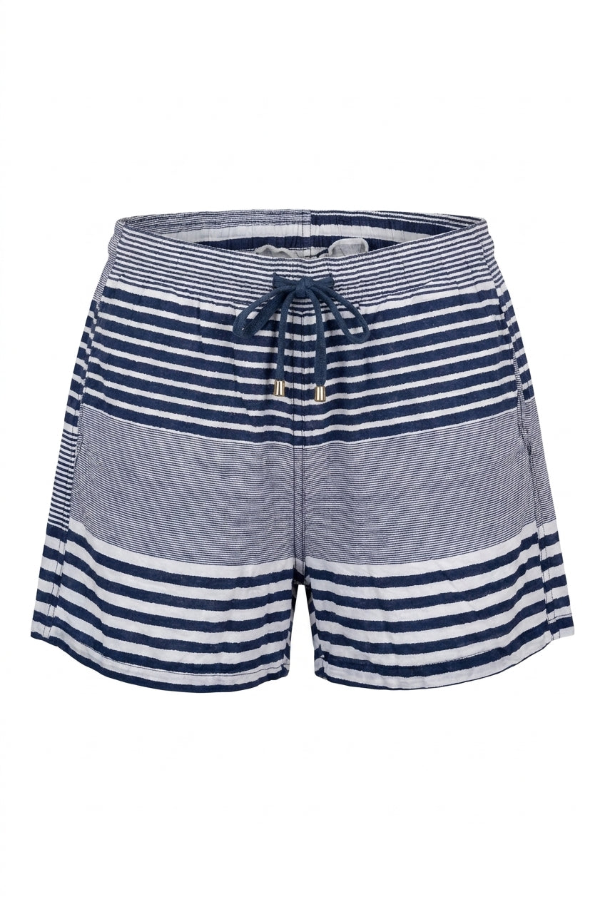 Bermuda azul com listras horizontais brancas e azul-marinho, cós franzido com cordão frontal e bolsos laterais, fotografada isolada em fundo branco para e-commerce.