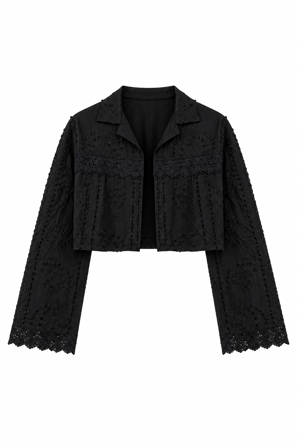 Bolero preto curto fotografado de frente em fundo claro, aberto na frente, com gola, mangas longas amplas, lese vazada com desenhos de galhos, folhas e flores em relevo, renda guipir aplicada nas mangas e dois machos frontais, um de cada lado.
