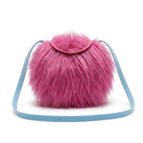 Bolsa transversal toRdo RosA em pelúcia rosa de pelo longo, fotografada inteira de frente sobre fundo branco, com pequena aba rosa e alça longa azul-clara.