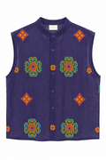 Camisa sem mangas 8-Bit azul marinho em lesê, com botões frontais e bordados geométricos coloridos distribuídos na frente.