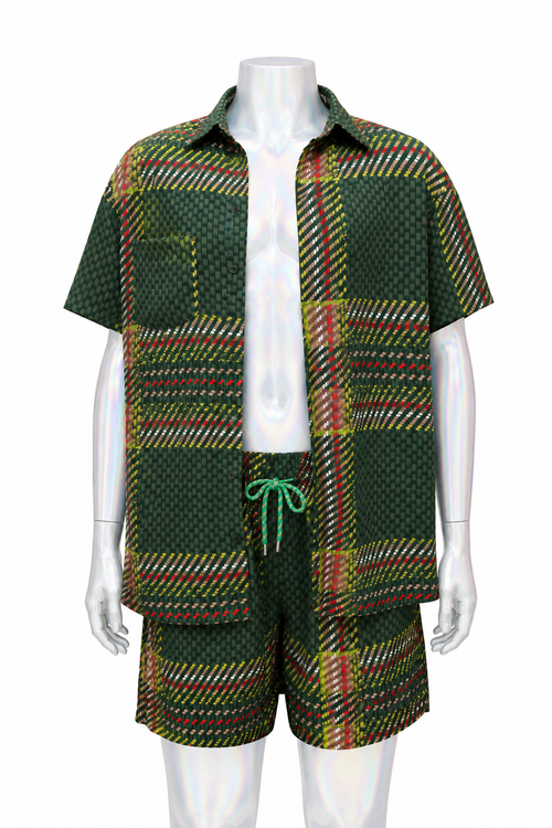 Manequim vestindo conjunto estampado: camisa de manga curta com botões e bolso no peito e short com cós de amarrar, em estampa verde com grafismos em amarelo, branco e vermelho.