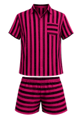 Conjunto listrado pitaya e preto com camisa de botão de manga curta e bermuda curta, em fundo neutro.