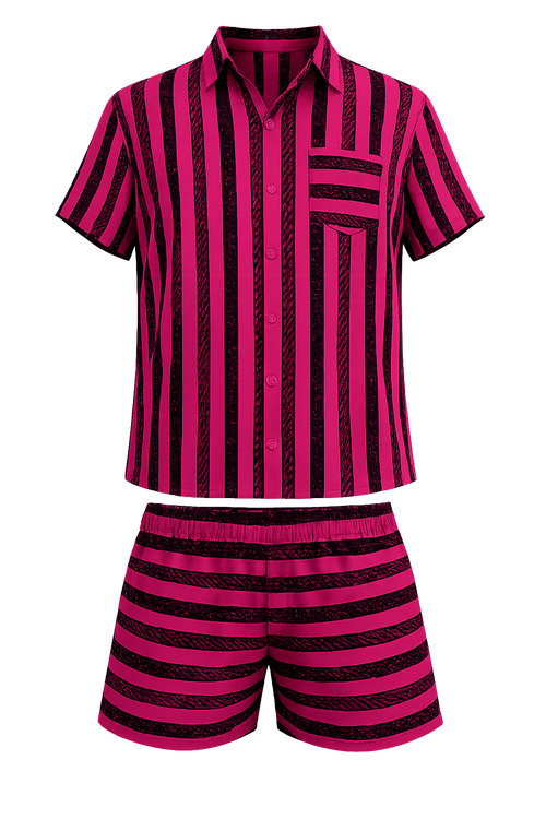 Conjunto listrado pitaya e preto com camisa de botão de manga curta e bermuda curta, em fundo neutro.