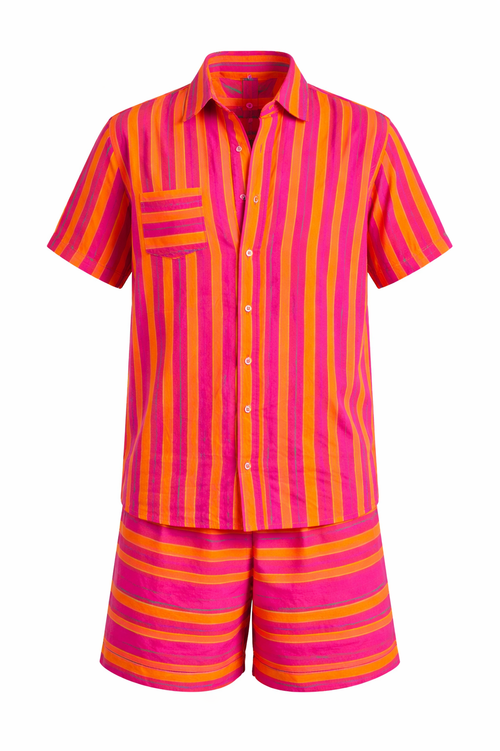 Conjunto com camisa de manga curta e short em estampa listrada rosa e laranja com linhas finas contrastantes; camisa com botões e bolso no peito.