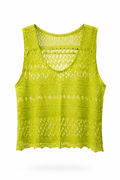 Cropped verde em tricô rendado, com textura vazada e barra com acabamento semelhante a bico de crochê.