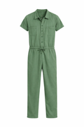 Macacão longo verde, com gola de camisa, botões frontais até a cintura, bolsos no peito e cordão.