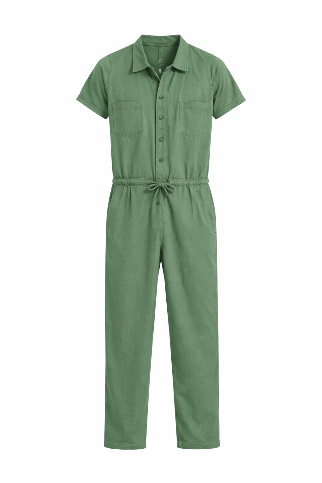 Macacão longo verde, com gola de camisa, botões frontais até a cintura, bolsos no peito e cordão.