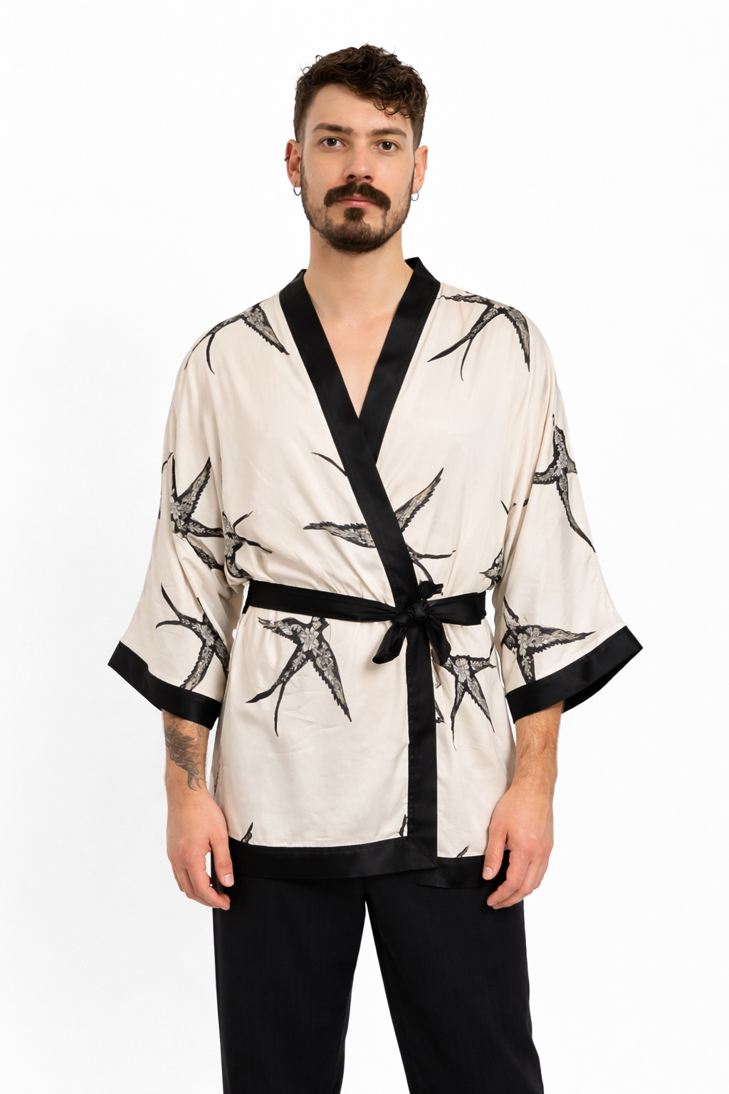 Pessoa usando a Kimona andoRinha, peça de modelagem ampla inspirada no kimono, com caimento fluido em viscose.