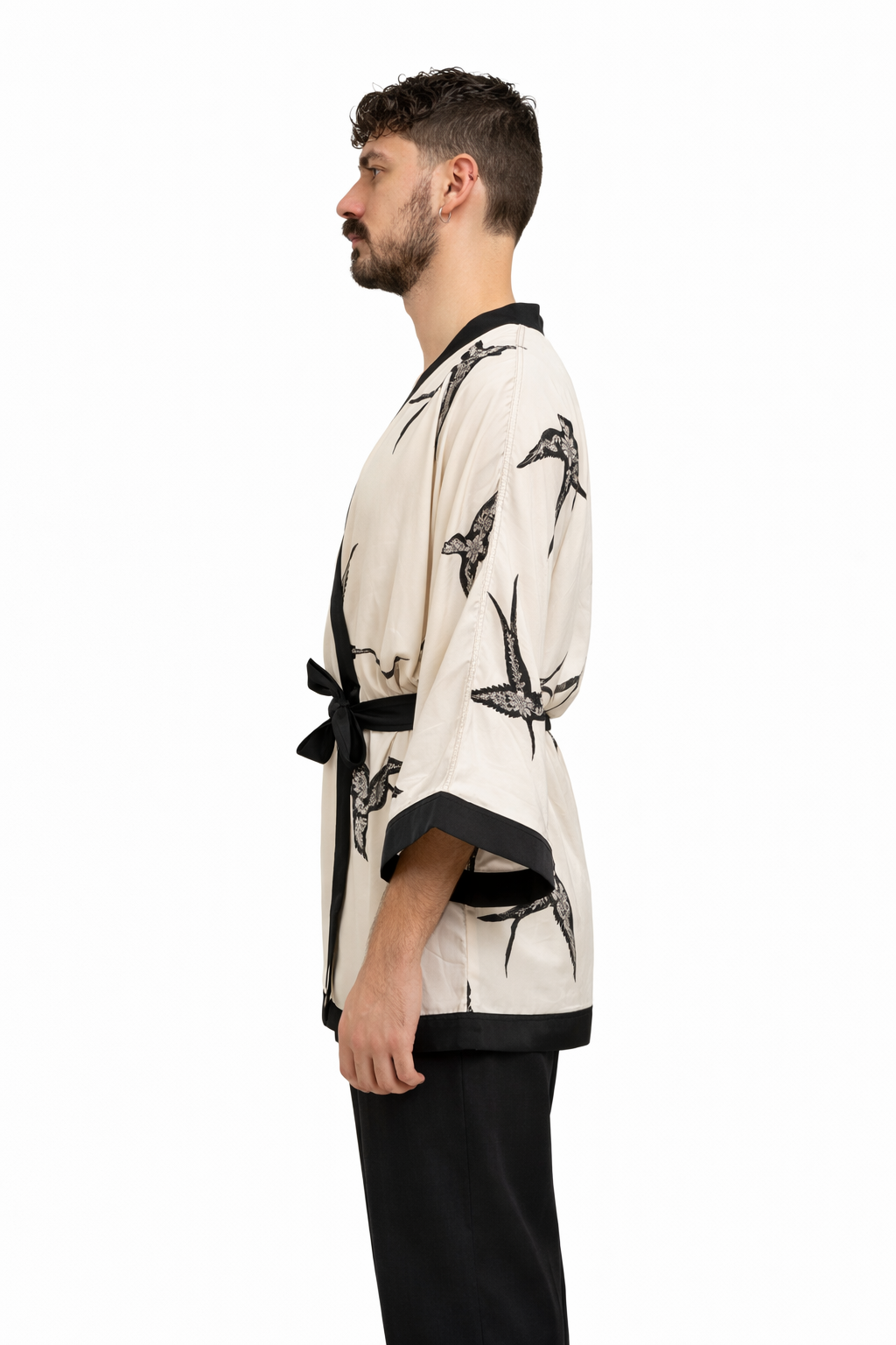 Pessoa usando a Kimona andoRinha, peça de modelagem ampla inspirada no kimono, com caimento fluido em viscose.