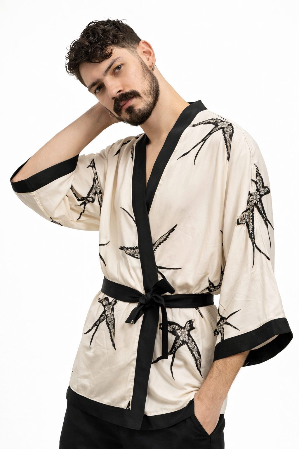 Pessoa usando a Kimona andoRinha, peça de modelagem ampla inspirada no kimono, com caimento fluido em viscose.