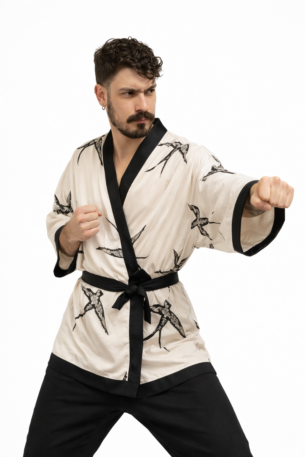 Pessoa usando a Kimona andoRinha, peça de modelagem ampla inspirada no kimono, com caimento fluido em viscose.