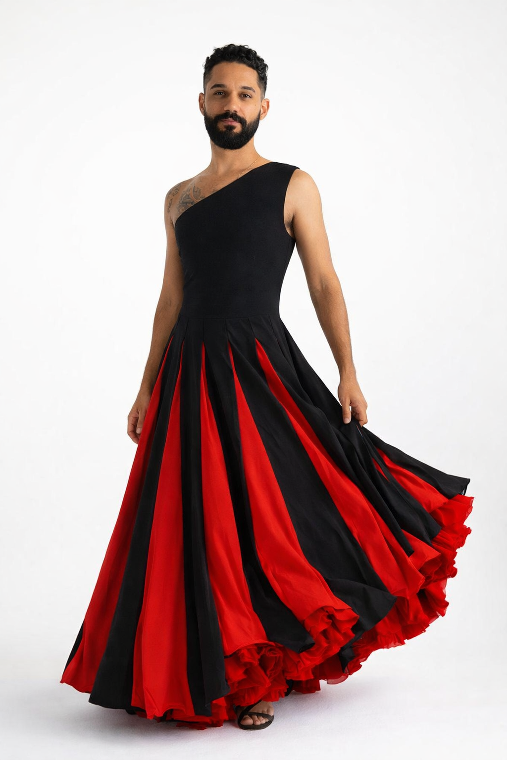 Sete Saias: vestido longo assimétrico bicolor com renda guipir bordada e pedraria
